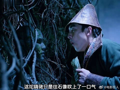 男人碰到一只巨大的猩猩