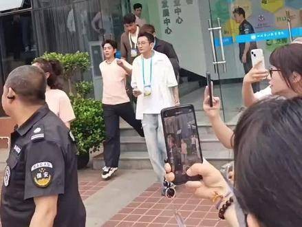 在成都参加路演的真真,吸引了众多目光,丁真参演电影 永不失联的爱