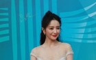 佟丽娅把吊带岔开掉两侧，怪不得有那么多的忠实粉丝！