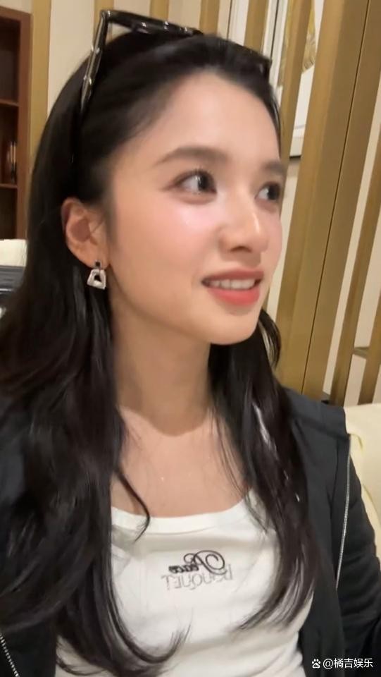 张婧仪直播自爆吃排骨把牙崩掉了 至今未及时修补