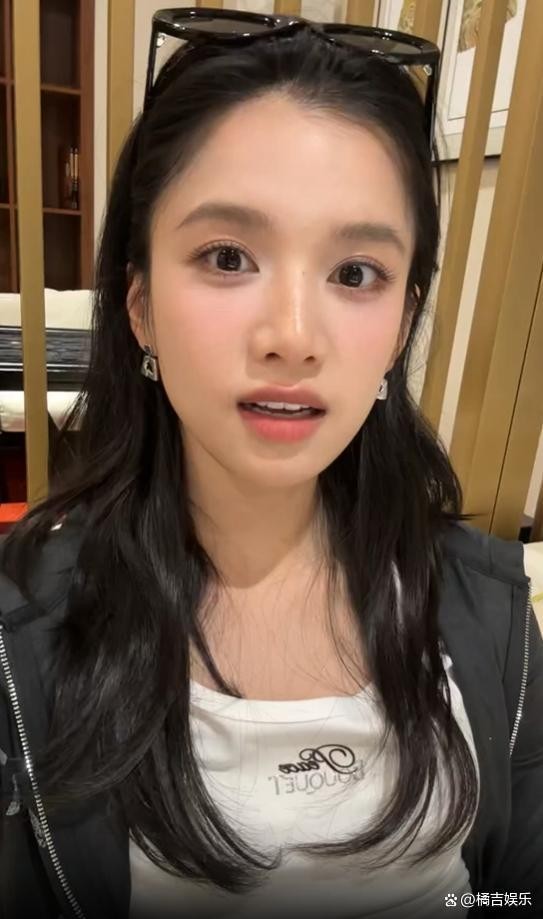 张婧仪直播自爆吃排骨把牙崩掉了 至今未及时修补