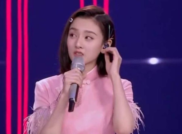 她是娱乐圈的新晋小花，从演员跨度到歌手，被称为