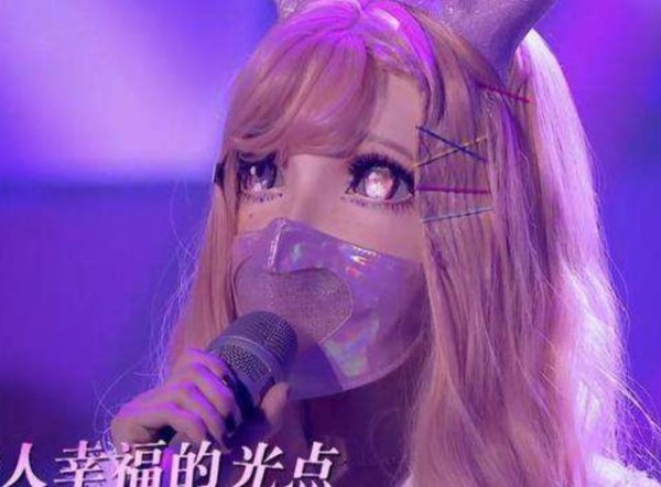她是娱乐圈的新晋小花，从演员跨度到歌手，被称为