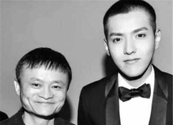 明星这些合照太搞笑，万茜被赵文卓“拒绝”，李连杰变小鸟依人