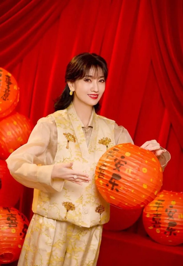 元宵佳节众星营业送祝福，赵雅芝雍容、张子枫俏皮齐吸睛