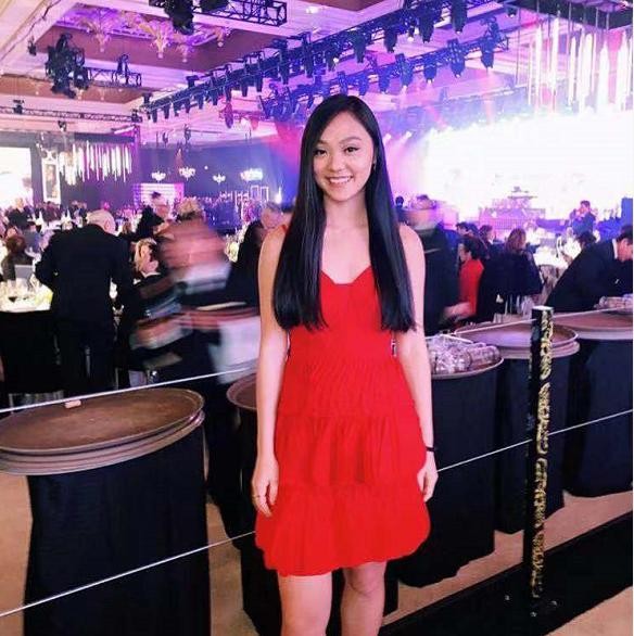 李连杰小女儿晒姐妹合影，画浓妆出席晚宴，露纤腰抢足姐姐风头！