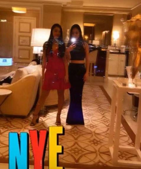 李连杰小女儿晒姐妹合影，画浓妆出席晚宴，露纤腰抢足姐姐风头！
