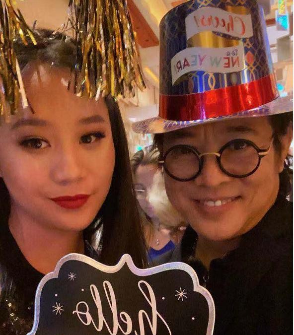 李连杰小女儿晒姐妹合影，画浓妆出席晚宴，露纤腰抢足姐姐风头！