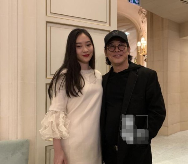 李连杰小女儿晒姐妹合影，画浓妆出席晚宴，露纤腰抢足姐姐风头！
