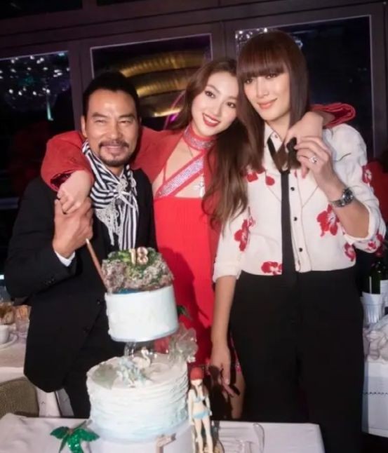 任达华18岁女儿不愧是最美星二代！穿挂脖吊带秀细腰长腿