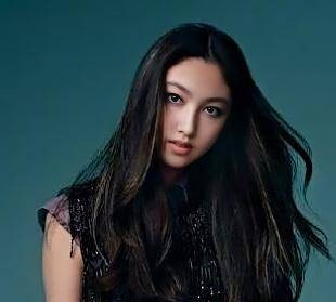 任达华女儿宣布正式出道，娱乐圈模特界又添新人，1米1长腿气质出众