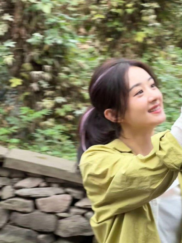 赵丽颖现身川美拍戏《在人间》路透还挑染了头发 期待新剧！