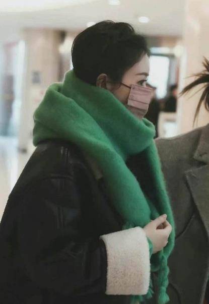 赵丽颖首次参加舞台，走保暖路线，手上物品成亮点