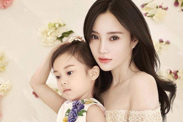 李小璐，身价30亿的富婆，却被曝光成老赖，看她如何富养女儿！