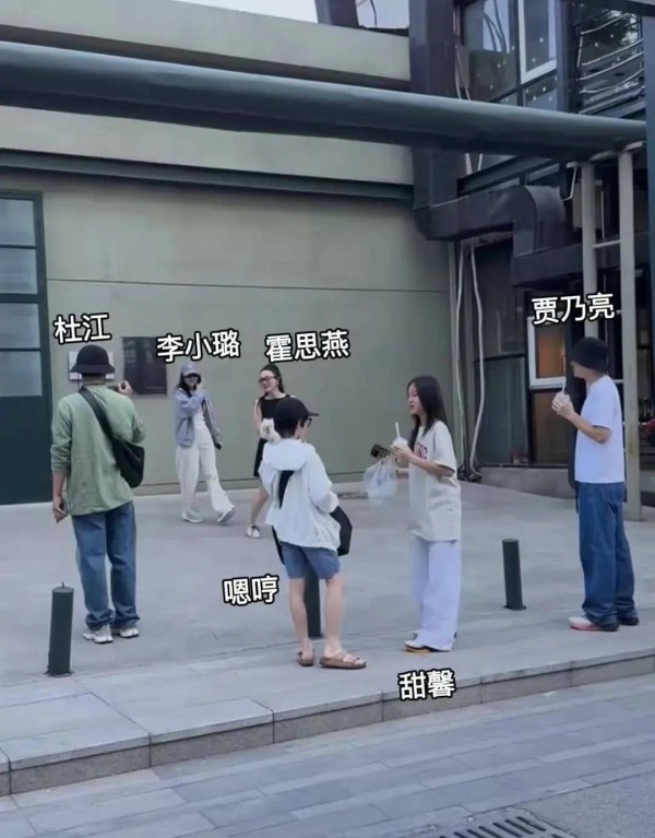李小璐跟贾乃亮同框出现，跟霍思燕一家聚餐，甜馨跟嗯哼畅聊都长变了！