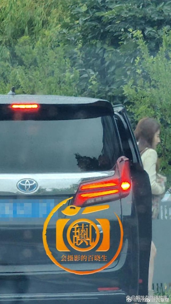 越闹越大！刘亦菲新剧高能，李现代言霸屏，同车八卦成焦点！