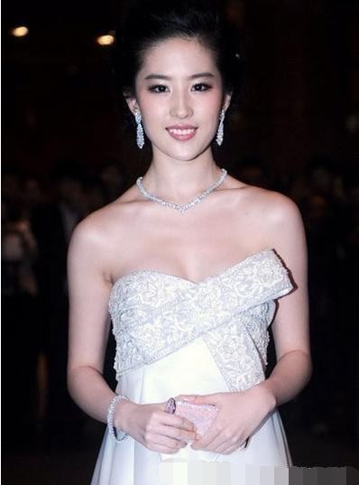 刘亦菲出席活动近照, 裙子滑落向苏芒求助, 网友: 完全遮不住