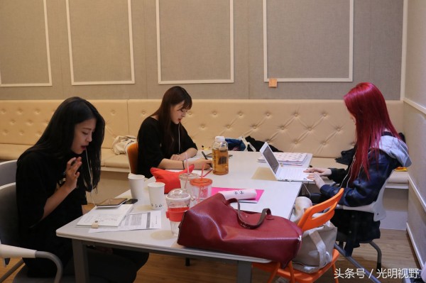 韩国练习生的日常，练习到不知白天黑夜，一年只逛一次街