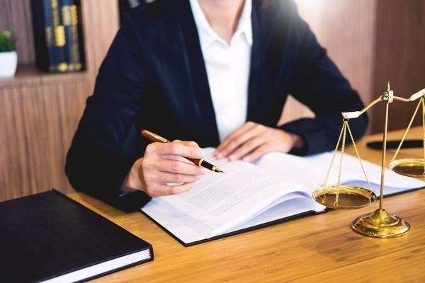 艺人索赔仲裁违约金案：娱乐圈合同纠纷引发法律争议 图1