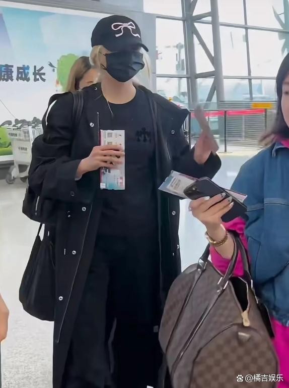 关晓彤左手无名指上戴了戒指