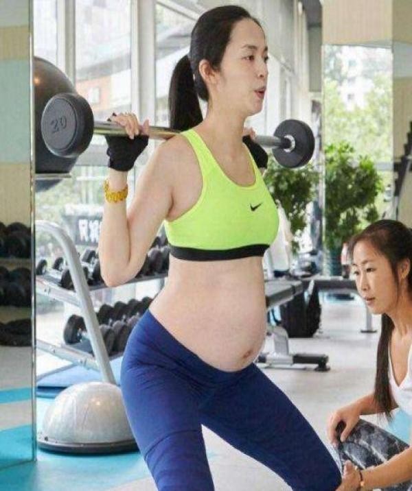 明星花式锻炼身体？千玺平板支撑 刘涛吊环瑜伽 张艺兴这招亮了