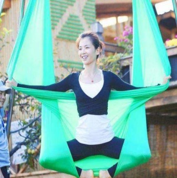 明星花式锻炼身体？千玺平板支撑 刘涛吊环瑜伽 张艺兴这招亮了