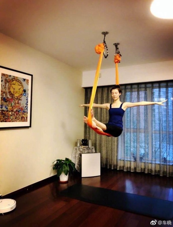 女星高难度瑜伽：柳岩似鸵鸟，孙俪空中劈叉，她空中飞逸似小龙女