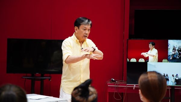 　　(图注：2022艺员训练班主理人陈德森授课)