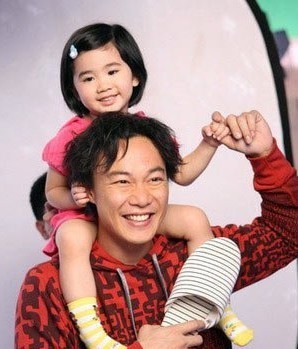 陈奕迅女儿：香港九龙塘基督堂幼稚园，每月约4万港币
