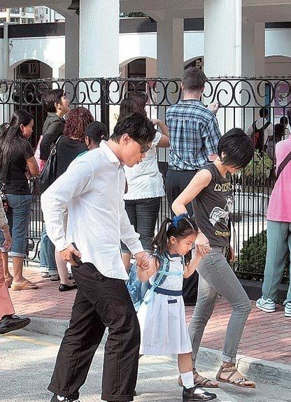 陈奕迅与徐濠萦牵著当时四岁的女儿陈康堤上幼稚园