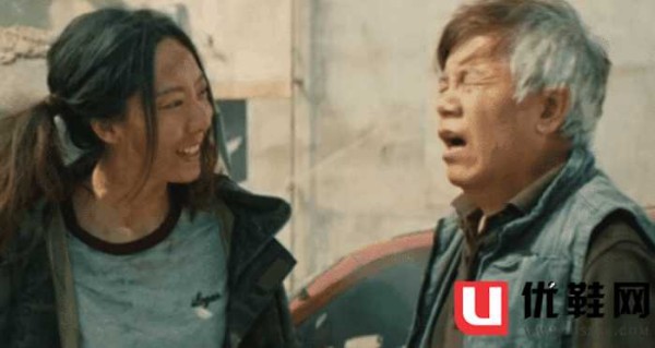 有一种“尴尬”叫横店女群演的穿着，当看到侧面照：这都能演戏？