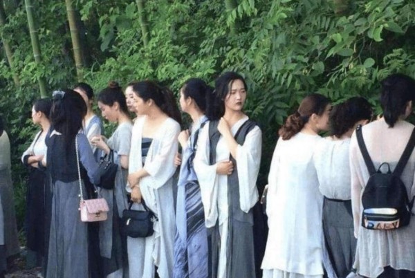 有一种“尴尬”叫横店女群演的穿着，当看到侧面照时：这都能演戏？