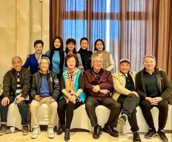 一群演员的大合照，能认识五个就算牛人了，一个不认识也没人怪你