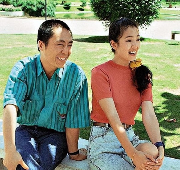 相爱了25年，74岁张艺谋眼神充满了慈祥，43岁陈婷打扮越来越洋气