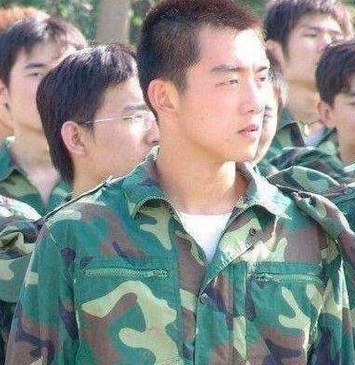 明星军训照片，杨幂清纯，郑恺青涩，杨紫一脸认真！
