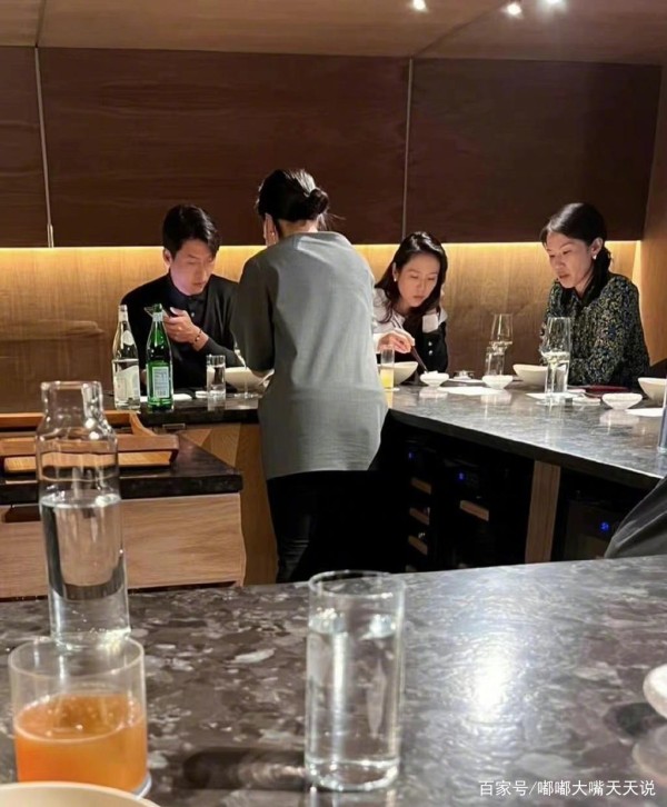 浪漫晚餐，街头牵手，玄彬和孙艺珍蜜月约会，被网友偶遇