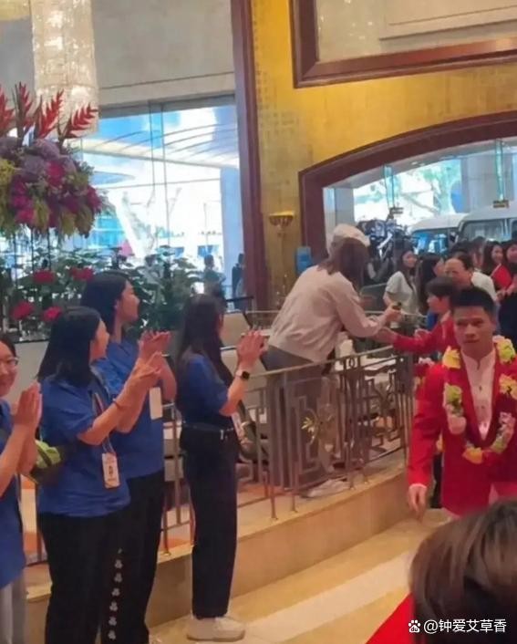 牛骏峰和陈若琳一同约会环球影城，网友竟百般劝阻，满心不放心