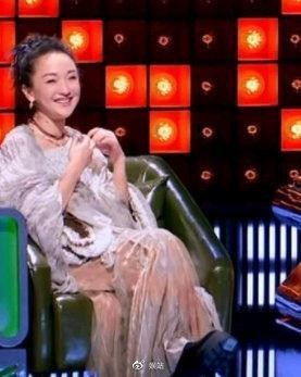 ​47岁周迅近况曝光，上节目自曝约会行程，灿笑默认恋情