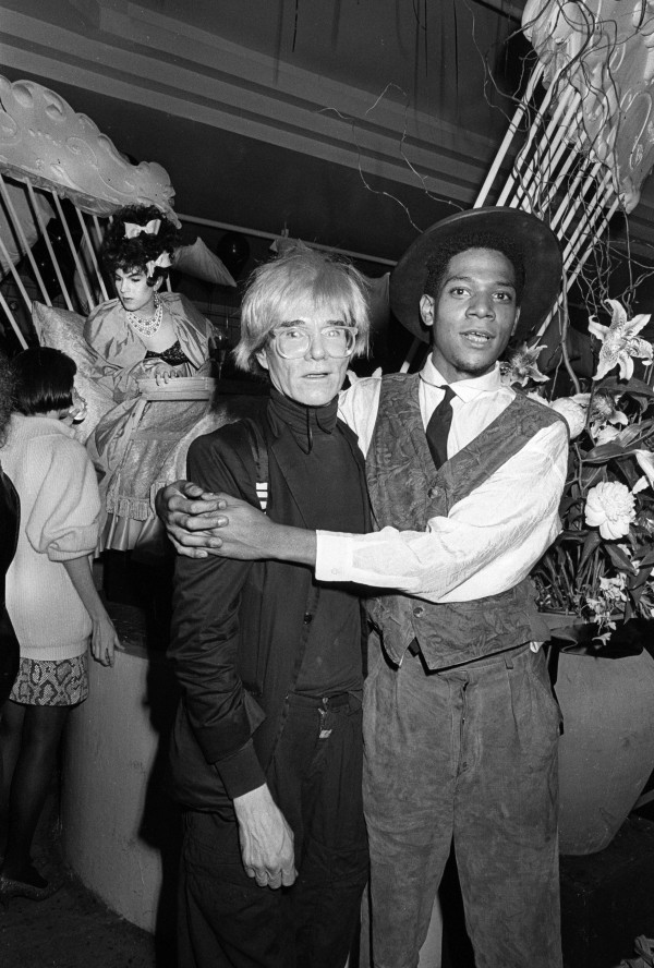 尚&middot;米榭&middot;巴斯奇亚与安迪&middot;沃荷在纽约Area夜店，1984年。照片：&copy; Ben Buchanan / Bridgeman Images