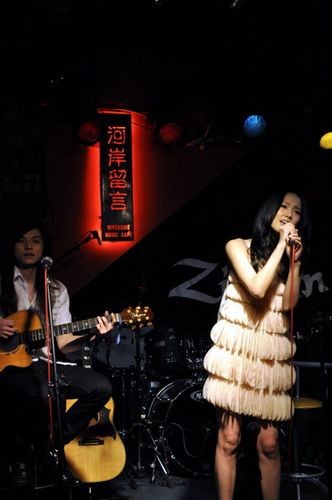 \黄龄新专辑《特别》台北首唱