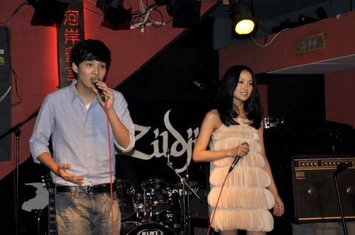 黄龄与钢盔小王子黄伟晋对唱