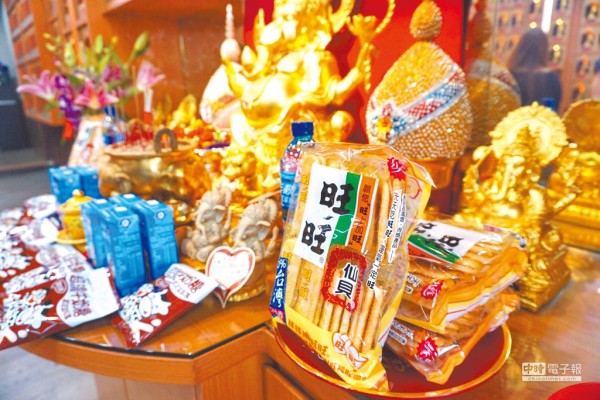 四面佛还愿时可以准备花、香、彩带、大象及糖果饼乾。（图／记者林承彦摄）