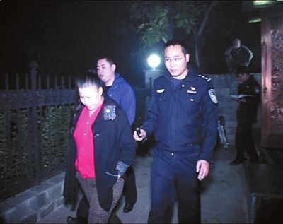 民警将嫌疑人孙某从家中带走。视频截图