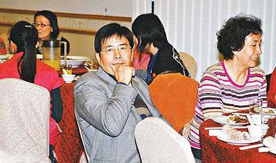 周爸爸与周周杰伦的姑姑出席庆功宴庆祝