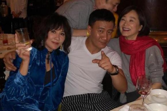 关之琳胡军庆功宴，几大女神围绕魅力无限