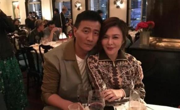 关之琳胡军庆功宴，女神着装时尚优雅大方