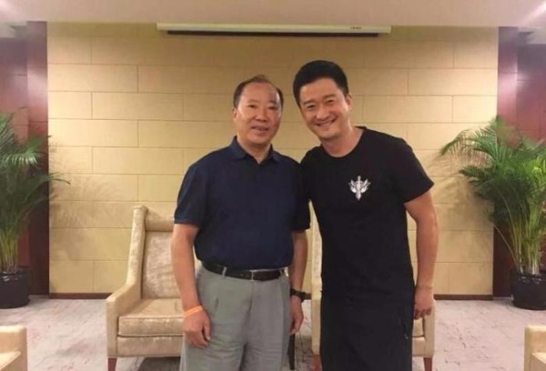 庆功宴只看到吴京和茅台老总喝酒,而忽视谢楠的举动