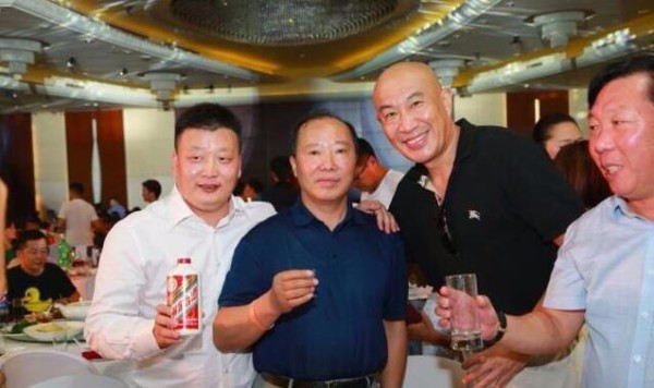 庆功宴只看到吴京和茅台老总喝酒,而忽视谢楠的举动