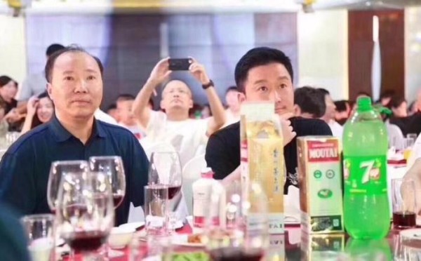 庆功宴只看到吴京和茅台老总喝酒,而忽视谢楠的举动
