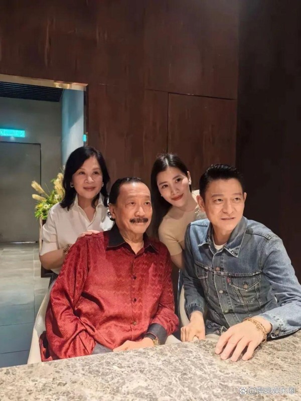 刘德华马来西亚探亲聚餐！穿牛仔外套低调，黑眼圈抢镜显疲惫
